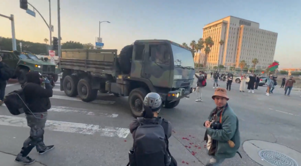 融易盈 特朗普果然没让人失望，美国军事装备进入洛杉矶市中心