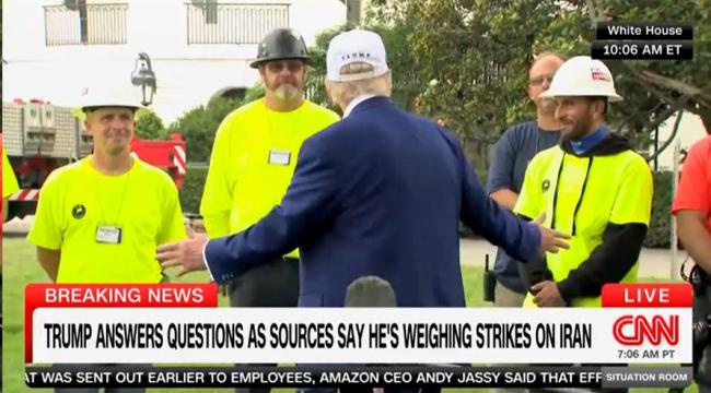 特朗普抽空看白宫旗杆的安装过程 询问工人身份引发紧张