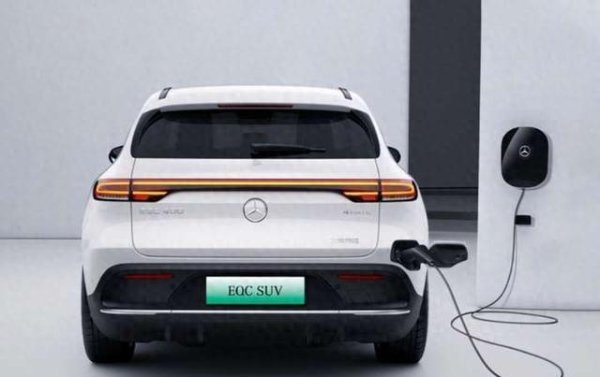 鼎际之家 奥迪奔驰暂停全面电动化：燃油车停售时间表取消，行业转折点来了