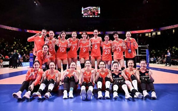 沪深策略联盟 谁注意，女排获胜抱团庆祝时，唯有一人板着脸不庆祝，耐人寻味