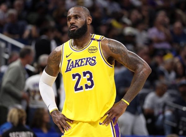 宏盈国际 40岁5260万的孤岛！训练场烟雾弹遭沃神拆穿，骑士不会交易詹姆斯