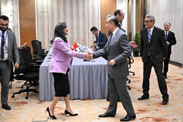 日赢配资 王毅会见加外长：卡尼总理提出重新校准中加关系，中方赞同