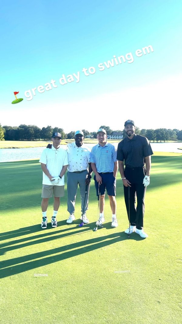 牛跟投 忙里偷闲! 塔图姆Ins分享和普里查德一起打高尔夫的照片