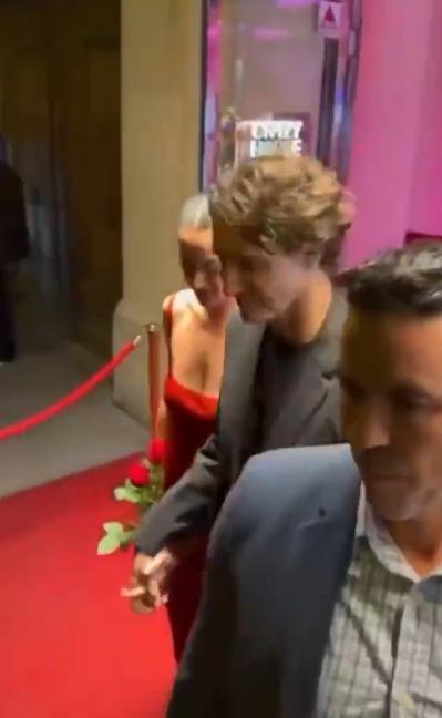 鼎泽配资 歌手Katy Perry公开与加拿大前总理恋情：看完表演两人牵手出门